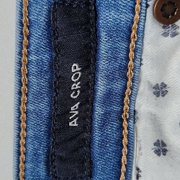 Lucky Brand Distressed Ava Crop Light Wash Size 6/28 - Picture 12 of 14